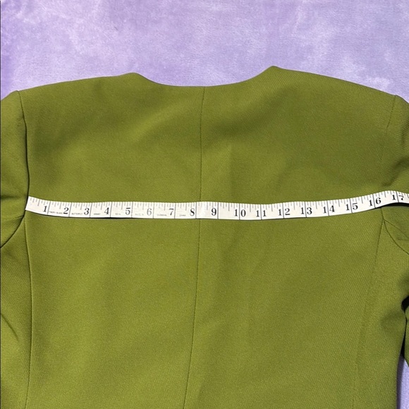 Vibrant Green Tailored Blazer with Notched Lapels - Picture 8 of 8